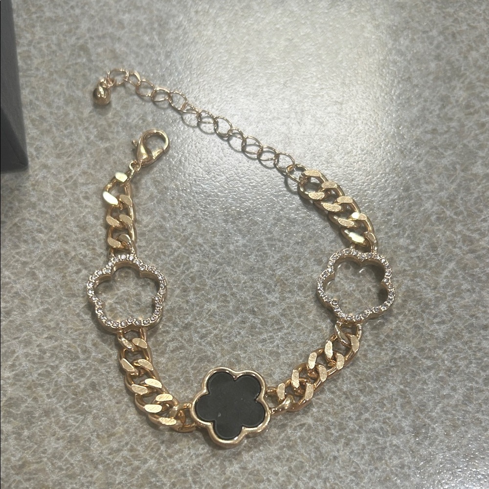Gold Four-Leaf Clover Bracelet and Hoop Earrings Set - Elegant Women’s Jewelry - Picture 3 of 3